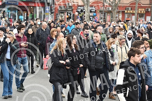 In Novi Sad, the blockade of the crossroads near Futoska pijaca was held from 1 pm to 2 pm, and then the walk along Jevrejska Street, Jovana Subotica Street to the Temerin Crossroads started. U Novom Sadu je odrzana blokada raskrsnice kod Futoske p
