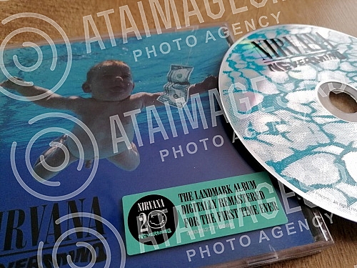 Cover and CD Nevermind, the second studio album of the American music group Nirvana, released on September 24, 1991 by Geffen Records.Omot i CD-a Nevermind, drugog studijskog albuma americke muzicke grupe Nirvana, objavljenog 24. septembra 1991. u