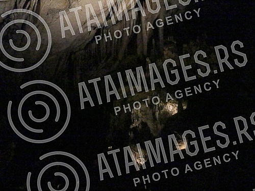 Postojna Cave, the largest exhibition cave in Europe, is located near the town of Postojna.Postojnska jama, najveca izlozbena pecina u Evropi, nalazi se kod grada Postojne.