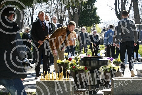 Members of the Democratic Party laid a wreath at the grave of slain Prime Minister Zoran Djindjic.Clanovi Demokratske stranke polozili su venac na grob ubijenog premijera Zorana Djindjica.
