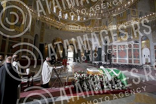 In the Temple of Saint Sava, a coffin with the remains of Patriarch Irinej was placed on a pedestal of flowers.U Hramu Svetog Save na postament od cveca polozen je kovceg sa zemnim ostacima patrijarha Irineja.