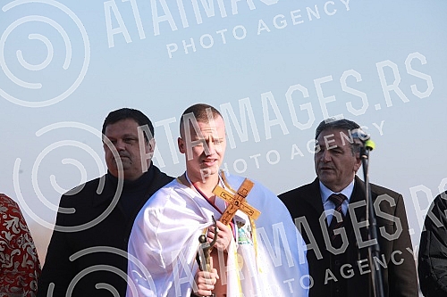 The traditional swimming for the Epiphany for the Holy Cross was held in Zemun, organized by the Municipality of Zemun, the Church of the Holy Father Nikolaj and SVEBOR Alliance of Belgrade.U Zemunu je odrzano tradicionalno plivanje na Bogojavljenj