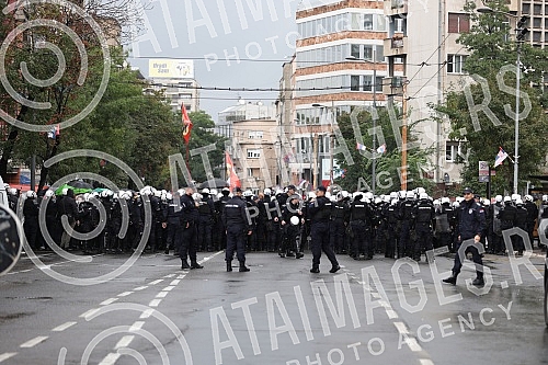 The police blocked the opponents of Europride in the central city streets, and some of them were detained.Policija je blokirala protivnike Europrajda u centralnim gradskim ulicama, a neki od njih su i privedeni.