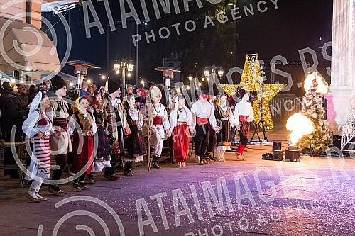 This year's New Year's program of the Public Media Service will be different from the previous ones, due to the coronary virus pandemic and will be broadcast from city squares, not from studios, which is why it is called 