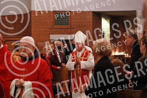 On Good Friday, Monsignor Stanislav Hocevar, Belgrade's archbishop and metropolitan, led the Good Friday rites in the church of St. Anthony.
Monsinjor Stanislav Hocevar, beogradski nadbiskup i metropolit, na Veliki petak, predvodio je obrede Velikog On Good Friday, Monsignor Stanislav Hocevar, Belgrade's archbishop and metropolitan, led the Good Friday rites in the church of St. Anthony.
Monsinjor Stanislav Hocevar, beogradski nadbiskup i metropolit, na Veliki petak, predvodio je obrede Velikog