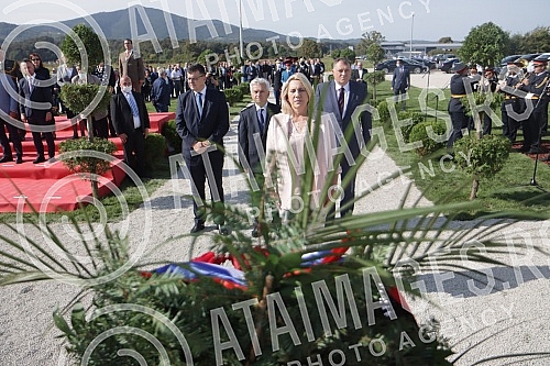 By laying wreaths at the memorial plaque at the site of the improvised airport from which 60 Allied airmen were rescued during 1944 and 1945, the commemoration of the 76th anniversary of Operation Halliard began in Boljanica near Doboj.Polaganjem v