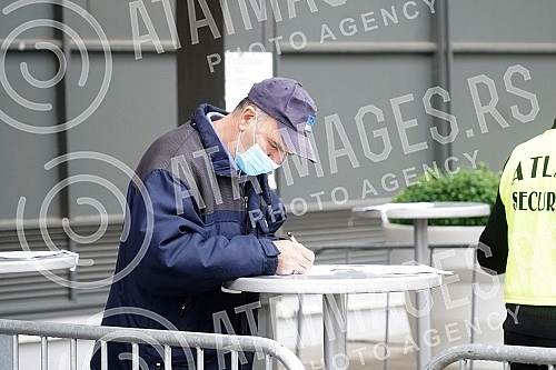 At the Belgrade Fair, the interest of citizens in vaccination against coronavirus has increased.Na Beogradskom sajmu je pojacano interesovanje gradjana za vakcinaciju protiv korona virusa.