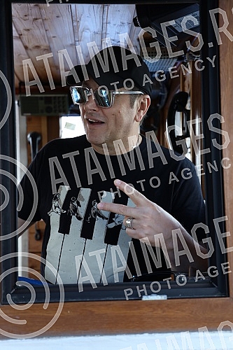 In anticipation of the scheduled concerts of Ace Pejovic on Tas, the singer organized an afternoon river cruise for the media.U susret zakazanim koncertima Ace Pejovica na Tasu, pevac je organizoavo popodnevno krstarenje rekom Savom za medije.