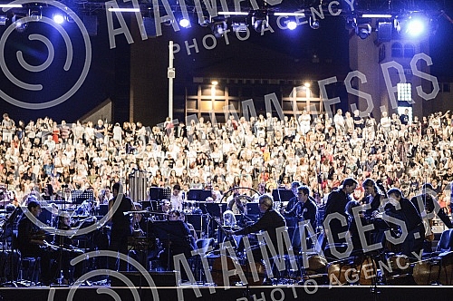 The Night of Music was held with the performance of Kolibri Choir, RTS Choir and Symphony Orchestra at the Tasmajdan Stadium.Odrzana Noc muzike uz nastup hora Kolibri, hora RTS i Simfonijskog orkestra na stadionu Tasmajdan. 