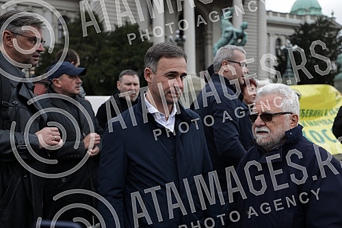 Specific press conference, more precisely gathering and protest of the Assembly of Free Serbia in front of the National Assembly where the session is taking place, on the occasion of the Proposal on Amendments to the Law on Expropriation.Specificna