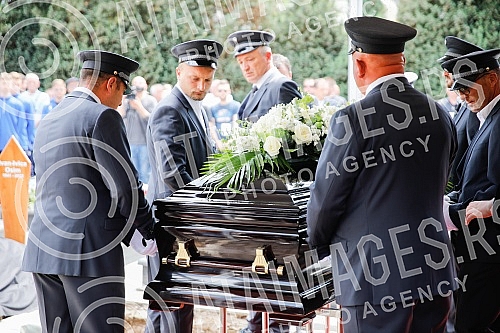One of the best football players and coaches in Bosnia and Herzegovina ever Ivica Osim was buried in the Alley of the Greats at the Bare City Cemetery in Sarajevo.
Jedan od najboljih fudbalera i trenera Bosne i Hercegovine ikada Ivica Osim sahranje One of the best football players and coaches in Bosnia and Herzegovina ever Ivica Osim was buried in the Alley of the Greats at the Bare City Cemetery in Sarajevo.
Jedan od najboljih fudbalera i trenera Bosne i Hercegovine ikada Ivica Osim sahranje