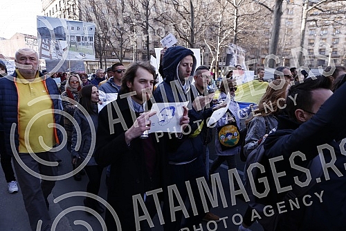 A rally in support of Ukraine and against the dictatorship in Russia and Belarus was held on the Republic Square, organized by an informal group of the Russian, Ukrainian and Belarusian diasporas.Na Trgu Republike odrzan je skup podrske Ukrajini i 