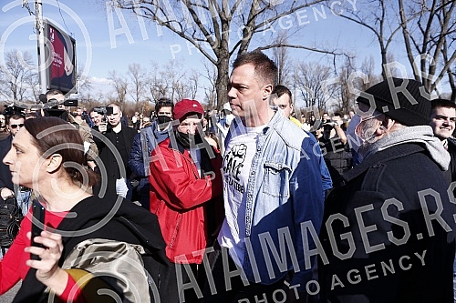 Environmental activists who had previously camped in front of the Presidency for six days, demanding a complete ban on lithium and pine mining in Serbia, blocked New Belgrade in front of the Palace of Serbia.Ekoloski aktivisti koji su prethodno ses