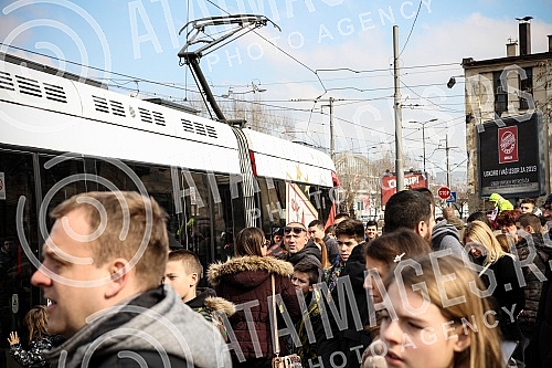 Red Star players have organized clubs with fans prior to the continuation of the Super League season - a tram ride through Belgrade.Fudbaleri Crvene zvezde organizovali su druzenje sa navijacima pred nastavak sezone u Superligi - voznjom tramvajem p