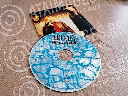 Cover and CD Nevermind, the second studio album of the American music group Nirvana, released on September 24, 1991 by Geffen Records.Omot i CD-a Nevermind, drugog studijskog albuma americke muzicke grupe Nirvana, objavljenog 24. septembra 1991. u