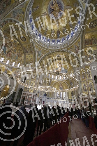 In the Temple of Saint Sava, a coffin with the remains of Patriarch Irinej was placed on a pedestal of flowers, and the faithful enter the Temple to say goodbye to the patriarch in compliance with the prescribed epidemiological measures.U Hramu Sve