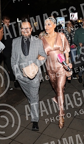 The daily Informer is celebrating its 10th birthday, and a gala celebration has been organized at the Kasina Club.Dnevni list Informer proslavlja 10. rodjendan te su u klubu Kasina organizovali gala proslavu.