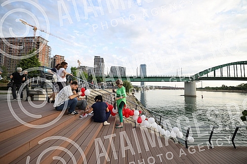 Citizens gathered at the Savanova restaurant, where Matej Peris was filmed going down the Sava River, and as a sign of honor and sorrow with which they sympathize, they threw flowers into the water and released balloons.
Gradjani su se okupili kod r Citizens gathered at the Savanova restaurant, where Matej Peris was filmed going down the Sava River, and as a sign of honor and sorrow with which they sympathize, they threw flowers into the water and released balloons.
Gradjani su se okupili kod r