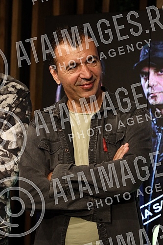 The press conference of the Osvajaci band from Kragujevac was held at the Lisbon club in the mts Dvorana.Konferencija za novinare kragujevackog benda Osvajaci odrzana je u klubu Lisabon u mts Dvorani.