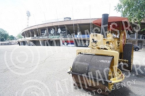 Partizan's steam roller, which was set up by fans in front of the south stand of the stadium in Humska yesterday morning, should be a symbol of the power of the football club and remind of the glorious days of history.Partizanov parni valjak kojeg 