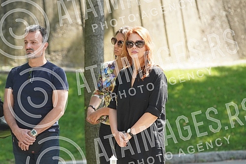 A memorial service was held at the New Cemetery six months after the death of Merima Njegomir.Pomen povodom sest meseci od smrti Merime Njegomir sluzen je na Novom groblju. 