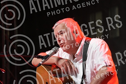Singer Zoran Predin held a promotion of the book - Mongolian stains in the courtyard of the University and then a songwriting concert.Pevac Zoran Predin odrzao je promociju knjige - Mongolske mrlje u dvoristu Univerziteta a zatim i kantautorski konc