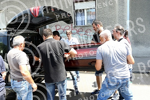 Sinan Sakic, a premature singer, was taken to Loznica from a flat in Belgrade.Preminulog pevaca Sinana Sakica odvoze za Loznicu iz stana u Beogradu