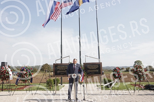 By laying wreaths at the memorial plaque at the site of the improvised airport from which 60 Allied airmen were rescued during 1944 and 1945, the commemoration of the 76th anniversary of Operation Halliard began in Boljanica near Doboj.Polaganjem v