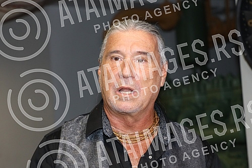 The famous Split tenor Goran Karan, after two big successful concerts in the Serbian capital in 2018 and 2019, returned to the Big Stage of the mts Dvorana.Proslavljeni splitski tenor Goran Karan, nakon dva velika uspesna koncerta u srpskoj preston