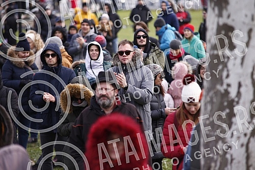 The informal environmental movement Eko straza held a rally in Bristol Park called the Counting Protest.
Neformalni ekoloski pokret Eko straza odrzao je u parku Bristol skup pod nazivom Protest prebrojavanja. The informal environmental movement Eko straza held a rally in Bristol Park called the Counting Protest.
Neformalni ekoloski pokret Eko straza odrzao je u parku Bristol skup pod nazivom Protest prebrojavanja.