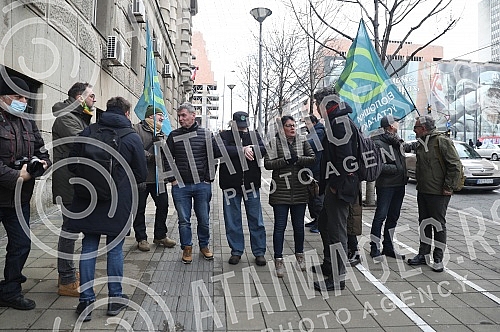 Environmental activists took over from the office of the Government of Serbia all the documentation related to the exploitation of lithium and the projects of the mining company Rio Tinto. Ekoloski aktivisti preuzeli su sa pisarnice Vlade Srbije sv