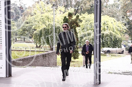 The commemoration of Branko Cvejic, in agreement with the family, was held in the Yugoslav Drama Theatre.
Komemoracija Branku Cvejicu, u dogovoru sa porodicom, odrzana je u u Jugoslovenskom dramskom pozoristu. The commemoration of Branko Cvejic, in agreement with the family, was held in the Yugoslav Drama Theatre.
Komemoracija Branku Cvejicu, u dogovoru sa porodicom, odrzana je u u Jugoslovenskom dramskom pozoristu.