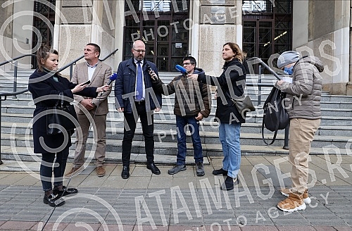 The Ajmo ljudi coalition organized a press conference in front of the Administrative Court on the occasion of the violation of the law by the GIK, which did not decide on the complaints within the legal deadline.Koalicija Ajmo ljudi je organizovala