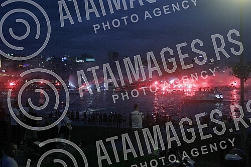 Zvezda's ball on the water - a spectacular celebration of the 32nd title of Serbian champion of fans and football players.Zvezdin bal na vodi - spektakularna proslava 32. titulu sampiona Srbije navijaca i fudbalera.