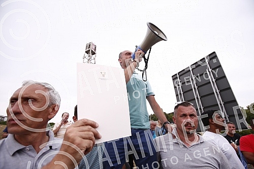 Fiat workers ended the protest and blockade of the highway near the Sava Center shortly after 6 pm, after the agreement that the President of the Republic of Serbia, Aleksandar Vucic, would receive them on Saturday, at 9 am.Radnici Fijata zavrsili 