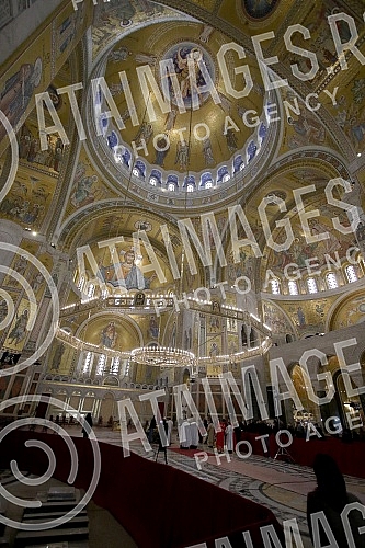 In the Temple of Saint Sava, a coffin with the remains of Patriarch Irinej was placed on a pedestal of flowers, and the faithful enter the Temple to say goodbye to the patriarch in compliance with the prescribed epidemiological measures.U Hramu Sve
