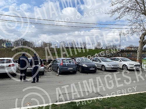 In Dobanovacka Street in Zemun, the wall, that is, the brick fence, of the FC Zemun stadium fell, and on that occasion, eight parked cars were damaged.U Dobanovackoj ulici u Zemunu pao je zid, odnosno ograda od cigle, stadiona FK Zemun i tom prilik