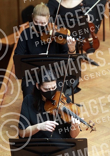 The concert of the Belgrade Philharmonic Orchestra with the former chief conductor Uros Lajovic, and a young cello star, Harriet Krijgh, performed with the orchestra for the first time, performing Haydn's concerto for this instrument.
Koncert Beogra The concert of the Belgrade Philharmonic Orchestra with the former chief conductor Uros Lajovic, and a young cello star, Harriet Krijgh, performed with the orchestra for the first time, performing Haydn's concerto for this instrument.
Koncert Beogra