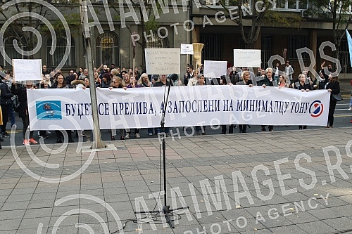 Aunties, janitors and other technical staff protested over having to pay court costs for the cases they lost.Tetkice, domari i drugo tehnicko osoblje protestvovali su zbog obaveze da plate sudske troskove za sporove koje su izgubili.