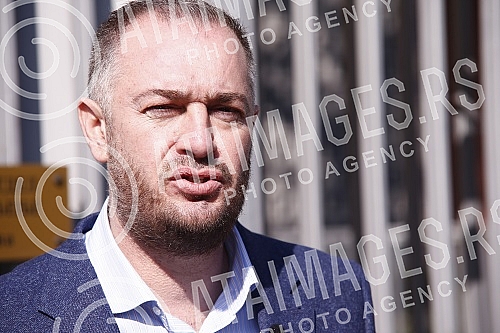 The president and vice-president of the Serbian movement Dveri, Bosko Obradovic and Ivan Kostic, held a press conference in front of the Embassy of the Russian Federation, condemning Vucic's decision to support a resolution against Russia.Predsedni