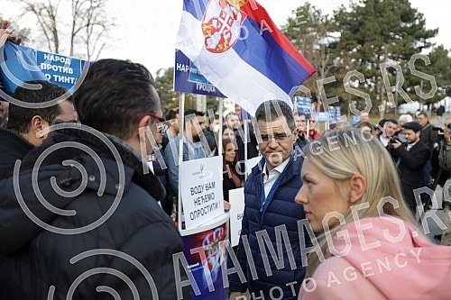 In Tasmajdan Park, People's Party President Vuk Jeremic issued a statement regarding criminal charges against Serbian Prime Minister Ana Brnabic and Ministers Zorana Mihajlovic and Irena Vujovic in connection with plans to open a Rio Tinto lithium mi