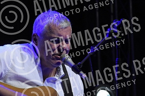 Singer Zoran Predin held a promotion of the book - Mongolian stains in the courtyard of the University and then a songwriting concert.Pevac Zoran Predin odrzao je promociju knjige - Mongolske mrlje u dvoristu Univerziteta a zatim i kantautorski konc