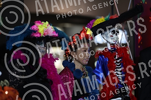 The Embassy of Mexico in Serbia and the Cervantes Institute in Belgrade mark the famous Mexican holiday Day of the Dead with a big celebration and presentation of the traditional altar of the dead.Ambasada Meksika u Srbiji i Institut Servantes u Be