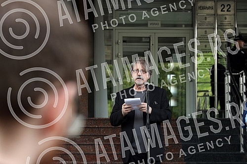 In front of the Ministry of education, celebrities read poetry by Desanka Maksimovic.Ispred Ministarstva prosvete poznate licnosti citale su poeziju Desanke Maksimovic.