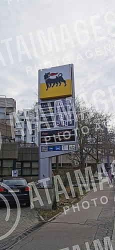 In Austria, the price of fuel at gas stations has reached new record levels that will go down in historical annals.
U Austriji cena goriva na benzinskim pumpama dostigla je nove rekordne vrednosti koje ce uci u istorijske anale. In Austria, the price of fuel at gas stations has reached new record levels that will go down in historical annals.
U Austriji cena goriva na benzinskim pumpama dostigla je nove rekordne vrednosti koje ce uci u istorijske anale.