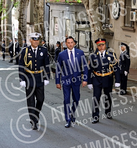 As part of the celebration of Interior Ministry Day and Police Day, a police delegation laid a wreath at the Cukur Fountain, which is of historical importance to the Serbian police, since it clashed with the Turkish army for the first time. U sklop