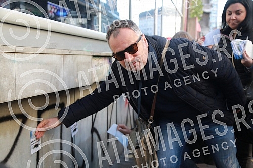 Natasa Kandic and Women in Black pasted graffiti dedicated to Ratko Mladic on the building of the Youth Center.Natasa Kandic i Zene u crnom prelepile su grafit posvecen Ratku Mladicu na zgradi Doma omladine.