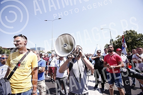 Workers of Kragujevac's Fiat blocked the highway near the Sava Center in Belgrade, as they announced because even after several rounds of negotiations they did not reach a solution with the Government of Serbia and the company on guarantees that ther
