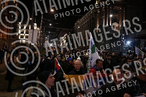 In front of the Presidency of Serbia, despite the ban on the gathering, several hundred citizens gathered at a protest organized by the organization Kreni - Promeni, demanding a ban on the extraction of pine and lithium.Ispred Predsednistva Srbije,