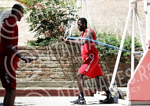 Red Star basketball players are returning to rhythm during training after a two-month break due to coronavirus pandemic. Kosarkasi Crvene zvezde se na treningu vracaju  u ritam posle dvomesecne pauze zbog pandemije korona virusa.